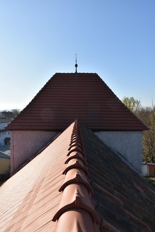 Blick auf den Dachgiebel. Die Südseite (links) hat eine neue Dachhaut. Die Nordseite (rechts) ist noch im alten Zustand.
Foto: Architekturbüro Bögemann
